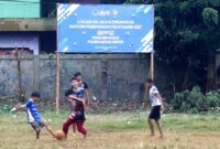 Anak-anak bermain sepakbola di depan Spanduk SPPG Pancoras Mas, yang telah terpasang di Lapangan KONI Depok. (Foto: hw)