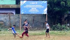 Anak-anak bermain sepakbola di depan Spanduk SPPG Pancoras Mas, yang telah terpasang di Lapangan KONI Depok. (Foto: hw)
