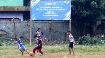 Anak-anak bermain sepakbola di depan Spanduk SPPG Pancoras Mas, yang telah terpasang di Lapangan KONI Depok. (Foto: hw)