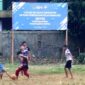 Anak-anak bermain sepakbola di depan Spanduk SPPG Pancoras Mas, yang telah terpasang di Lapangan KONI Depok. (Foto: hw)