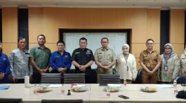 Foto: Pertemuan antara Kepala UP PMPTSP Jakarta Timur, Erwin, dengan Kelompok Kerja (Pokja) Persatuan Wartawan Indonesia (PWI) Wali Kota Jakarta Timur, Selasa (13/1/2026). (Dok-Istimewa)