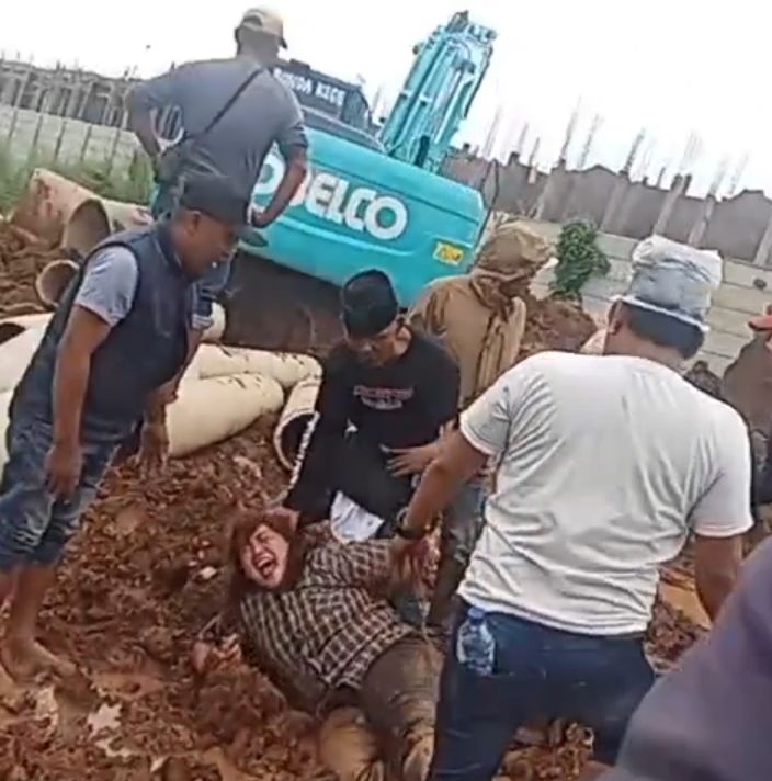 Foto: Tangkapan Layar Video bukti dugaan pengeroyokan oleh oknum preman bayaran PT AS. (Dok-Istimewa)