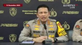 Foto: Kabid Humas Polda Metro Jaya, Kombes Pol. Budi Hermanto dalam konferensi pers di Jakarta, Sabtu (13/12/2025). Alasan Polda Metro Jaya menghentikan penyidikan terhadap dua tersangka kasus ijazah Jokowi, yakni Eggi Sudjana dan Damai Hari Lubis. (Dok-Tangkapan Layar YouTube KompasTV)