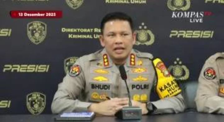 Foto: Kabid Humas Polda Metro Jaya, Kombes Pol. Budi Hermanto dalam konferensi pers di Jakarta, Sabtu (13/12/2025). Alasan Polda Metro Jaya menghentikan penyidikan terhadap dua tersangka kasus ijazah Jokowi, yakni Eggi Sudjana dan Damai Hari Lubis. (Dok-Tangkapan Layar YouTube KompasTV)