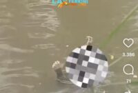 Foto: Penemuan sesosok mayat pria tanpa identitas yang ditemukan mengapung di aliran Kali Ciliwung, tepatnya di kawasan Lenteng Agung, Kecamatan Jagakarsa, Jakarta Selatan, pada Jumat Pagi (16/1/2026). (Dok-Tangkapan Layar Video Instagram/@lentengagungterkini)