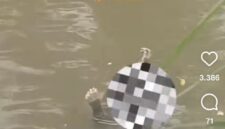 Foto: Penemuan sesosok mayat pria tanpa identitas yang ditemukan mengapung di aliran Kali Ciliwung, tepatnya di kawasan Lenteng Agung, Kecamatan Jagakarsa, Jakarta Selatan, pada Jumat Pagi (16/1/2026). (Dok-Tangkapan Layar Video Instagram/@lentengagungterkini)