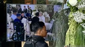 Foto: Presiden RI Prabowo Subianto dan Presiden ke-7 Joko Widodo (Jokowi) menjadi saksi dalam prosesi pernikahan Sespri Presiden Prabowo, Agung Surahman, dengan pasangannya Aulia Mahardiana Warsitoarti di Taman Mini Indonesia Indah, Jakarta, Minggu (18/1/2026). (Dok-Antara)