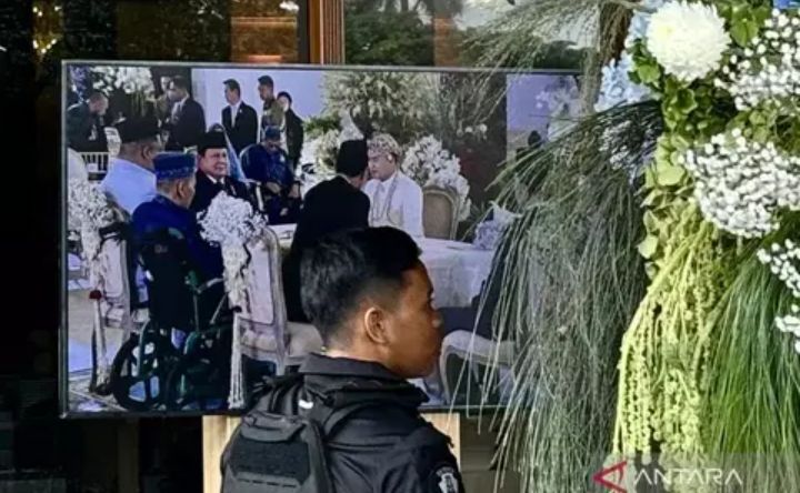 Foto: Presiden RI Prabowo Subianto dan Presiden ke-7 Joko Widodo (Jokowi) menjadi saksi dalam prosesi pernikahan Sespri Presiden Prabowo, Agung Surahman, dengan pasangannya Aulia Mahardiana Warsitoarti di Taman Mini Indonesia Indah, Jakarta, Minggu (18/1/2026). (Dok-Antara)