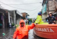 Foto: Aparat kelurahan bersama BPBD DKI Jakarta, PPSU, serta unsur terkait lainnya melakukan langkah cepat di lapangan. Evakuasi warga, khususnya kelompok rentan seperti lansia dan warga sakit, dilakukan menggunakan perahu karet milik BPBD, Minggu (18/1/2026). (Dok-Istimewa)