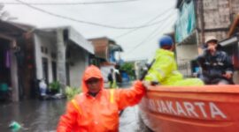 Foto: Aparat kelurahan bersama BPBD DKI Jakarta, PPSU, serta unsur terkait lainnya melakukan langkah cepat di lapangan. Evakuasi warga, khususnya kelompok rentan seperti lansia dan warga sakit, dilakukan menggunakan perahu karet milik BPBD, Minggu (18/1/2026). (Dok-Istimewa)