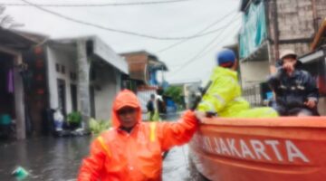 Foto: Aparat kelurahan bersama BPBD DKI Jakarta, PPSU, serta unsur terkait lainnya melakukan langkah cepat di lapangan. Evakuasi warga, khususnya kelompok rentan seperti lansia dan warga sakit, dilakukan menggunakan perahu karet milik BPBD, Minggu (18/1/2026). (Dok-Istimewa)
