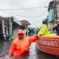 Foto: Aparat kelurahan bersama BPBD DKI Jakarta, PPSU, serta unsur terkait lainnya melakukan langkah cepat di lapangan. Evakuasi warga, khususnya kelompok rentan seperti lansia dan warga sakit, dilakukan menggunakan perahu karet milik BPBD, Minggu (18/1/2026). (Dok-Istimewa)