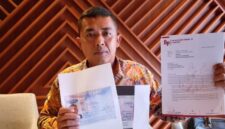 Foto: Kuasa hukum Charles Marpaung, Benny Pardede, S.H. dari Law Office Benny Pardede SH & Associates, saat memberikan keterangan kepada awak media di Kantor Kementerian Hukum Republik Indonesia melalui Direktorat Administrasi Hukum Umum (Ditjen AHU), di Jalan H.R. Rasuna Said No. 16, Kuningan, Setiabudi, Jakarta Selatan, Senin (19/1/2026). (Dok-Okj/FN)