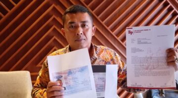Foto: Kuasa hukum Charles Marpaung, Benny Pardede, S.H. dari Law Office Benny Pardede SH & Associates, saat memberikan keterangan kepada awak media di Kantor Kementerian Hukum Republik Indonesia melalui Direktorat Administrasi Hukum Umum (Ditjen AHU), di Jalan H.R. Rasuna Said No. 16, Kuningan, Setiabudi, Jakarta Selatan, Senin (19/1/2026). (Dok-Okj/FN)