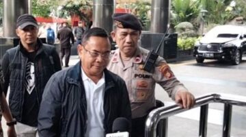 Foto: Sudewo tiba di Gedung Merah Putih KPK pada Selasa (20/1/2026) sekitar pukul 10.35 WIB. Saat digiring masuk oleh penyidik, ia tampak mengenakan jaket hitam dan memilih tidak memberikan pernyataan apa pun kepada awak media yang telah menunggu. (Dok-Istimewa)