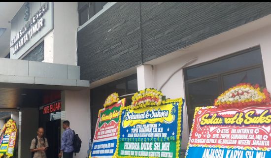 Foto: Penampakan Karangan Bunga ucapan selamat kepada Kepala Kejaksaan Negeri Jakarta Timur Topik Gunawan, SH, MH, Selasa (20/1/2026). (Dok-Okj/FN)