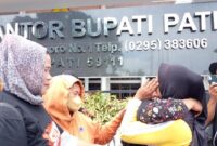 Foto: Warga Pati gelar aksi di depan kantor Bupati Pati. (Dok-Liputan6.com/Arief Pramono)