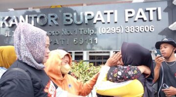 Foto: Warga Pati gelar aksi di depan kantor Bupati Pati. (Dok-Liputan6.com/Arief Pramono)