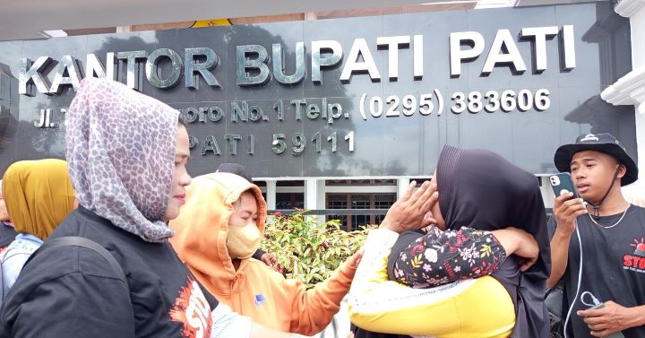 Foto: Warga Pati gelar aksi di depan kantor Bupati Pati. (Dok-Liputan6.com/Arief Pramono)