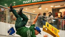 Foto: Ilustrasi Pekerja Cleaning Service PGC Cililitan, Jakarta Timur, Terjatuh saat bekerja membersihkan kaca. (Dok-Istimewa)