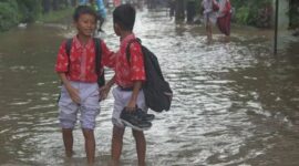 Foto: Murid sekolah dasar melintasi banjir yang merendam kawasan Taman Narogong, Rawalumbu, Bekasi, Jawa Barat, Kamis (22/1/2026). (Dok-Antara)