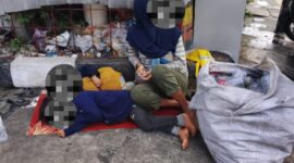 Foto: Laras seorang remaja perempuan bersandar lelah di sudut tembok pintu keluar SPBU Margonda, ditemani dua adiknya yang masih balita, terlelap di lantai keras beralas seadanya, Sabtu (24/1/2026). (Dok-Okj/FN)