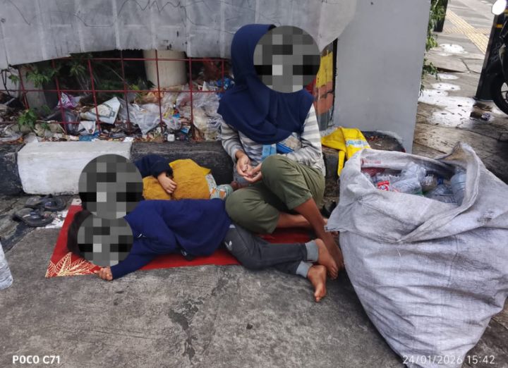 Foto: Laras seorang remaja perempuan bersandar lelah di sudut tembok pintu keluar SPBU Margonda, ditemani dua adiknya yang masih balita, terlelap di lantai keras beralas seadanya, Sabtu (24/1/2026). (Dok-Okj/FN)