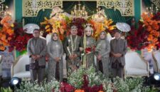 Foto: Resepsi pernikahan Revy Maghriza, S.T., dengan Eli Akmalia di kediaman keluarga Revy, Blok Tempuran RT 23/RW 06, Desa Warugede, Kecamatan Depok, Kabupaten Cirebon, Minggu (25/1/2026). (Dok-Istimewa)