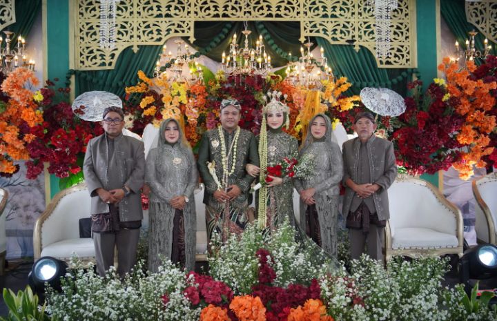 Foto: Resepsi pernikahan Revy Maghriza, S.T., dengan Eli Akmalia di kediaman keluarga Revy, Blok Tempuran RT 23/RW 06, Desa Warugede, Kecamatan Depok, Kabupaten Cirebon, Minggu (25/1/2026). (Dok-Istimewa)