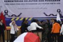 Foto: Menteri Kelautan dan Perikanan Sakti Wahyu Trenggono mengalami pingsan saat akan melakukan serah terima jenazah korban kecelakaan pesawat ATR 42-500 di Politeknik AUP Jakarta dari pihak keluarga ke negara, Minggu (25/1/2026). (Dok-ANTARA FOTO/Muhammad Iqbal)
