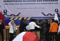 Foto: Menteri Kelautan dan Perikanan Sakti Wahyu Trenggono mengalami pingsan saat akan melakukan serah terima jenazah korban kecelakaan pesawat ATR 42-500 di Politeknik AUP Jakarta dari pihak keluarga ke negara, Minggu (25/1/2026). (Dok-ANTARA FOTO/Muhammad Iqbal)