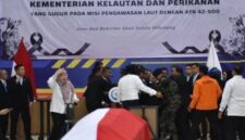 Foto: Menteri Kelautan dan Perikanan Sakti Wahyu Trenggono mengalami pingsan saat akan melakukan serah terima jenazah korban kecelakaan pesawat ATR 42-500 di Politeknik AUP Jakarta dari pihak keluarga ke negara, Minggu (25/1/2026). (Dok-ANTARA FOTO/Muhammad Iqbal)