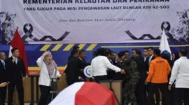 Foto: Menteri Kelautan dan Perikanan Sakti Wahyu Trenggono mengalami pingsan saat akan melakukan serah terima jenazah korban kecelakaan pesawat ATR 42-500 di Politeknik AUP Jakarta dari pihak keluarga ke negara, Minggu (25/1/2026). (Dok-ANTARA FOTO/Muhammad Iqbal)