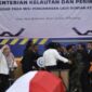 Foto: Menteri Kelautan dan Perikanan Sakti Wahyu Trenggono mengalami pingsan saat akan melakukan serah terima jenazah korban kecelakaan pesawat ATR 42-500 di Politeknik AUP Jakarta dari pihak keluarga ke negara, Minggu (25/1/2026). (Dok-ANTARA FOTO/Muhammad Iqbal)