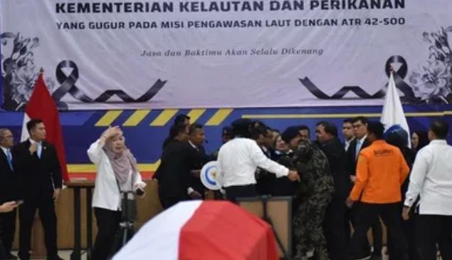 Foto: Menteri Kelautan dan Perikanan Sakti Wahyu Trenggono mengalami pingsan saat akan melakukan serah terima jenazah korban kecelakaan pesawat ATR 42-500 di Politeknik AUP Jakarta dari pihak keluarga ke negara, Minggu (25/1/2026). (Dok-ANTARA FOTO/Muhammad Iqbal)