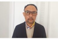 Artis sekaligus politisi Ronal Surapradja menilai pemerintah harus segera beradaptasi dengan perubahan lanskap komunikasi di era digital jika ingin kembali membangun kepercayaan publik, khususnya generasi muda.