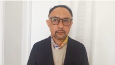 Artis sekaligus politisi Ronal Surapradja menilai pemerintah harus segera beradaptasi dengan perubahan lanskap komunikasi di era digital jika ingin kembali membangun kepercayaan publik, khususnya generasi muda.