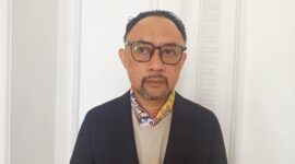 Artis sekaligus politisi Ronal Surapradja menilai pemerintah harus segera beradaptasi dengan perubahan lanskap komunikasi di era digital jika ingin kembali membangun kepercayaan publik, khususnya generasi muda.