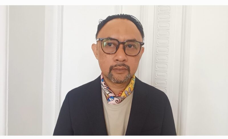 Artis sekaligus politisi Ronal Surapradja menilai pemerintah harus segera beradaptasi dengan perubahan lanskap komunikasi di era digital jika ingin kembali membangun kepercayaan publik, khususnya generasi muda.