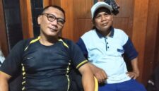 Foto: (kanan) Lusimin (48), Sekretaris RT 02 RW 07 yang juga mewakili suara warga. (kiri) Ketua RT 02 RW 07 Kelurahan Cakung Barat, Ahmad Nur, yang akrab disapa Enung, usai wawancara di kediamannya di Jalan Tipar Cakung, Senin malam (26/1/2026). (Dok-Okj/FN)