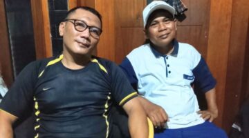 Foto: (kanan) Lusimin (48), Sekretaris RT 02 RW 07 yang juga mewakili suara warga. (kiri) Ketua RT 02 RW 07 Kelurahan Cakung Barat, Ahmad Nur, yang akrab disapa Enung, usai wawancara di kediamannya di Jalan Tipar Cakung, Senin malam (26/1/2026). (Dok-Okj/FN)