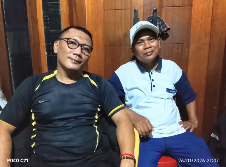 Foto: (kanan) Lusimin (48), Sekretaris RT 02 RW 07 yang juga mewakili suara warga. (kiri) Ketua RT 02 RW 07 Kelurahan Cakung Barat, Ahmad Nur, yang akrab disapa Enung, usai wawancara di kediamannya di Jalan Tipar Cakung, Senin malam (26/1/2026). (Dok-Okj/FN)