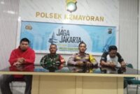 Foto: Anggota TNI dan Polri yang sempat mengamankan penjual es kue jadul di Utan Panjang, Kemayoran, mengakui kesalahannya dan meminta maaf. Video yang sempat viral terkait tudingan es kue jadul berbahan spons itu pun dipastikan keliru. (Dok-Istimewa)