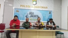 Foto: Anggota TNI dan Polri yang sempat mengamankan penjual es kue jadul di Utan Panjang, Kemayoran, mengakui kesalahannya dan meminta maaf. Video yang sempat viral terkait tudingan es kue jadul berbahan spons itu pun dipastikan keliru. (Dok-Istimewa)
