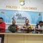 Foto: Anggota TNI dan Polri yang sempat mengamankan penjual es kue jadul di Utan Panjang, Kemayoran, mengakui kesalahannya dan meminta maaf. Video yang sempat viral terkait tudingan es kue jadul berbahan spons itu pun dipastikan keliru. (Dok-Istimewa)