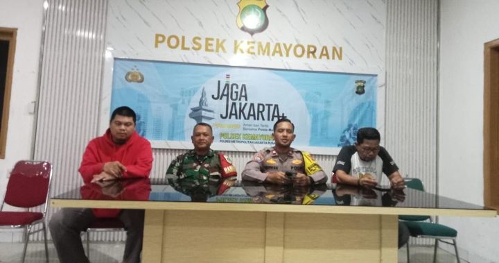 Foto: Anggota TNI dan Polri yang sempat mengamankan penjual es kue jadul di Utan Panjang, Kemayoran, mengakui kesalahannya dan meminta maaf. Video yang sempat viral terkait tudingan es kue jadul berbahan spons itu pun dipastikan keliru. (Dok-Istimewa)