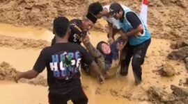 Foto: Ahli waris saat diselamatkan warga demi mempertahankan tanah miliknya. (Dok-Istimewa)