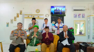 Foto: Sultan Banten ke-18 R.Tb. Hendra Bambang Wisanggeni Soerya Atmadja (tengah) bersama jajaran pengurus Serikat Media Siber Indonesia (SMSI) Provinsi Banten dan tokoh masyarakat berpose usai pertemuan di Cafe Raja, Kasemen, Kota Serang, Senin (2/2/2026)