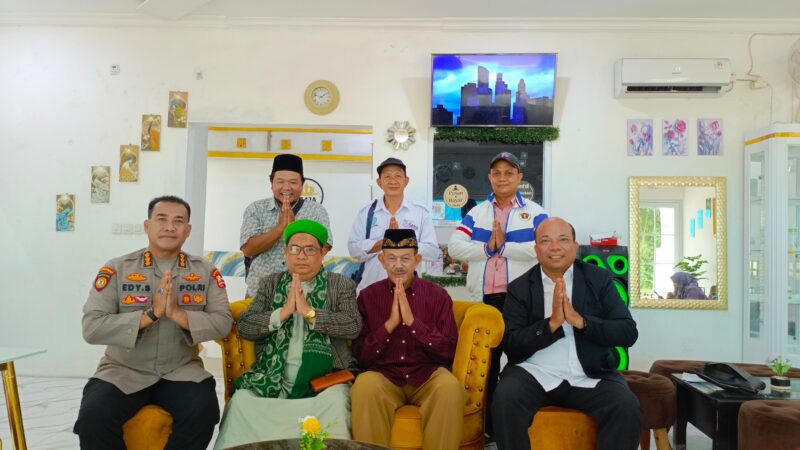 Foto: Sultan Banten ke-18 R.Tb. Hendra Bambang Wisanggeni Soerya Atmadja (tengah) bersama jajaran pengurus Serikat Media Siber Indonesia (SMSI) Provinsi Banten dan tokoh masyarakat berpose usai pertemuan di Cafe Raja, Kasemen, Kota Serang, Senin (2/2/2026)