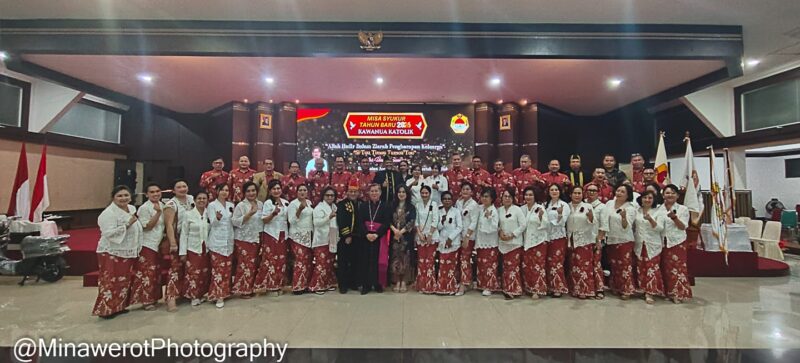 Foto: Pengurus dan anggota DPD Kawanua Katolik Jakarta berfoto bersama usai pengukuhan dan pelantikan di Gedung Zeni Angkatan Darat, Matraman, Jakarta Timur, Minggu (1/2/2026).